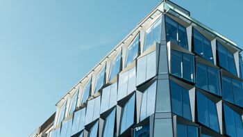 Moderne Glasfassade eines Bürogebäudes